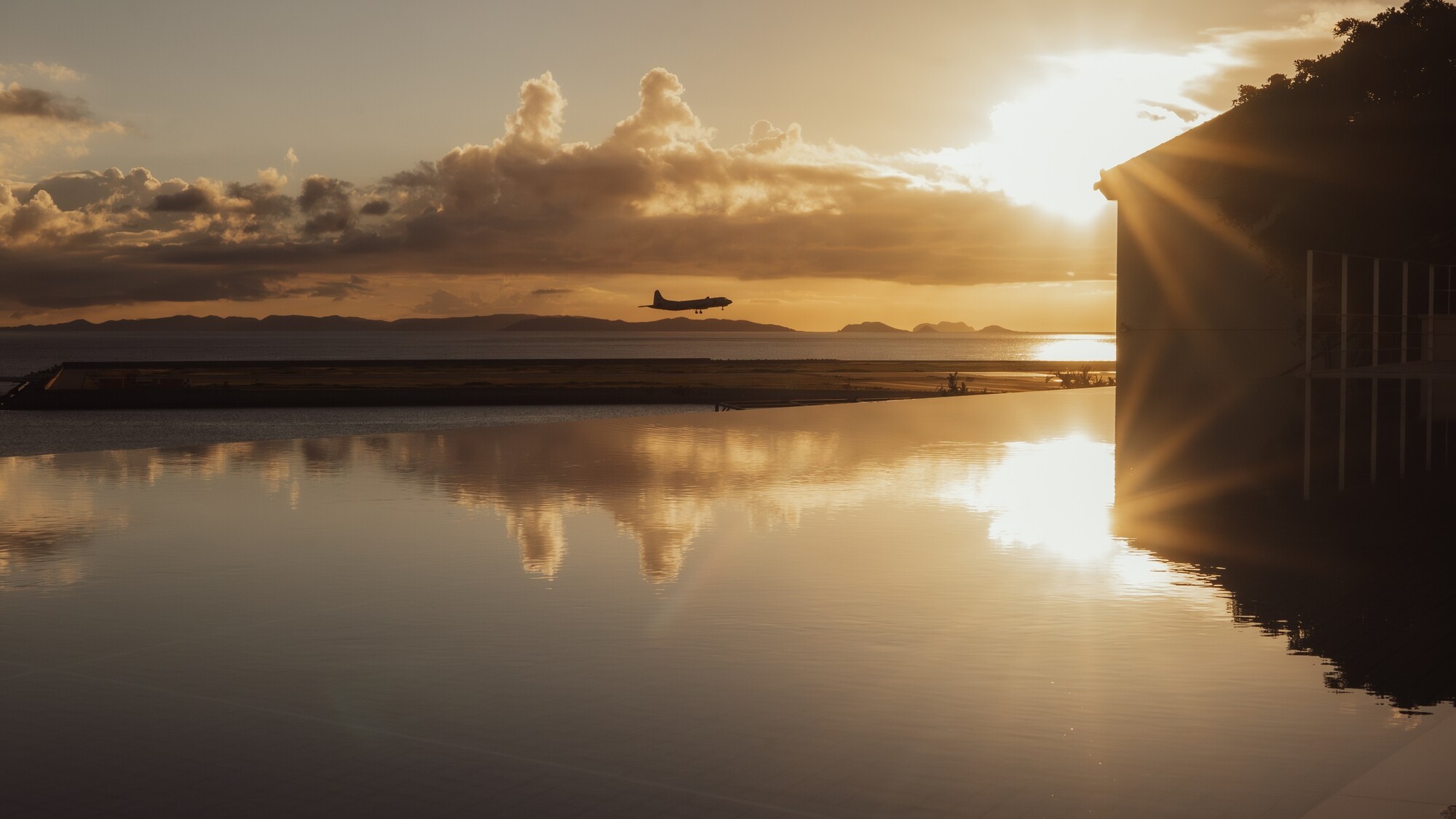 那覇空港に最も近い島で味わう非日常体験