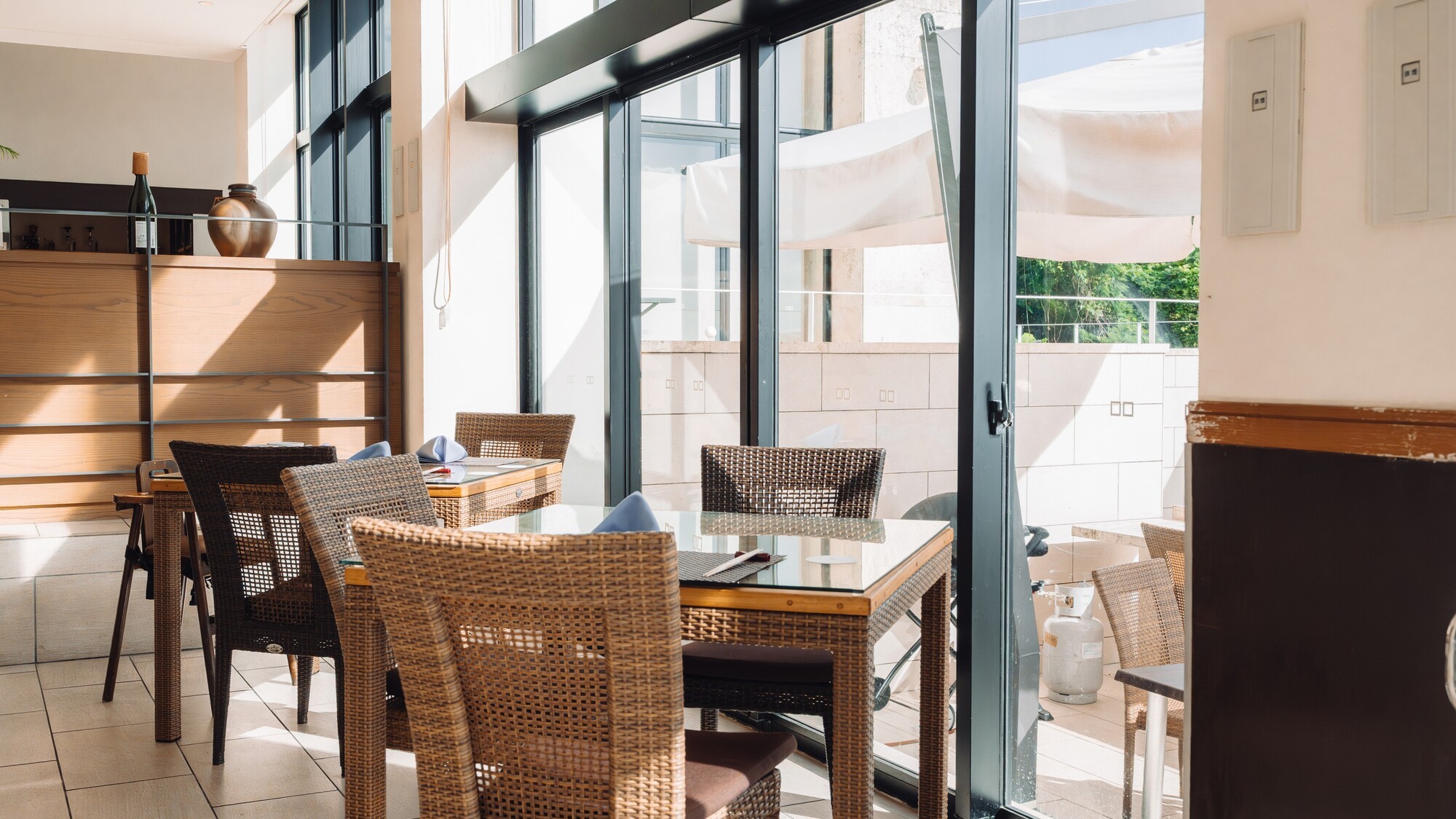 大きな窓からはテラスの開放的な景色が広がります