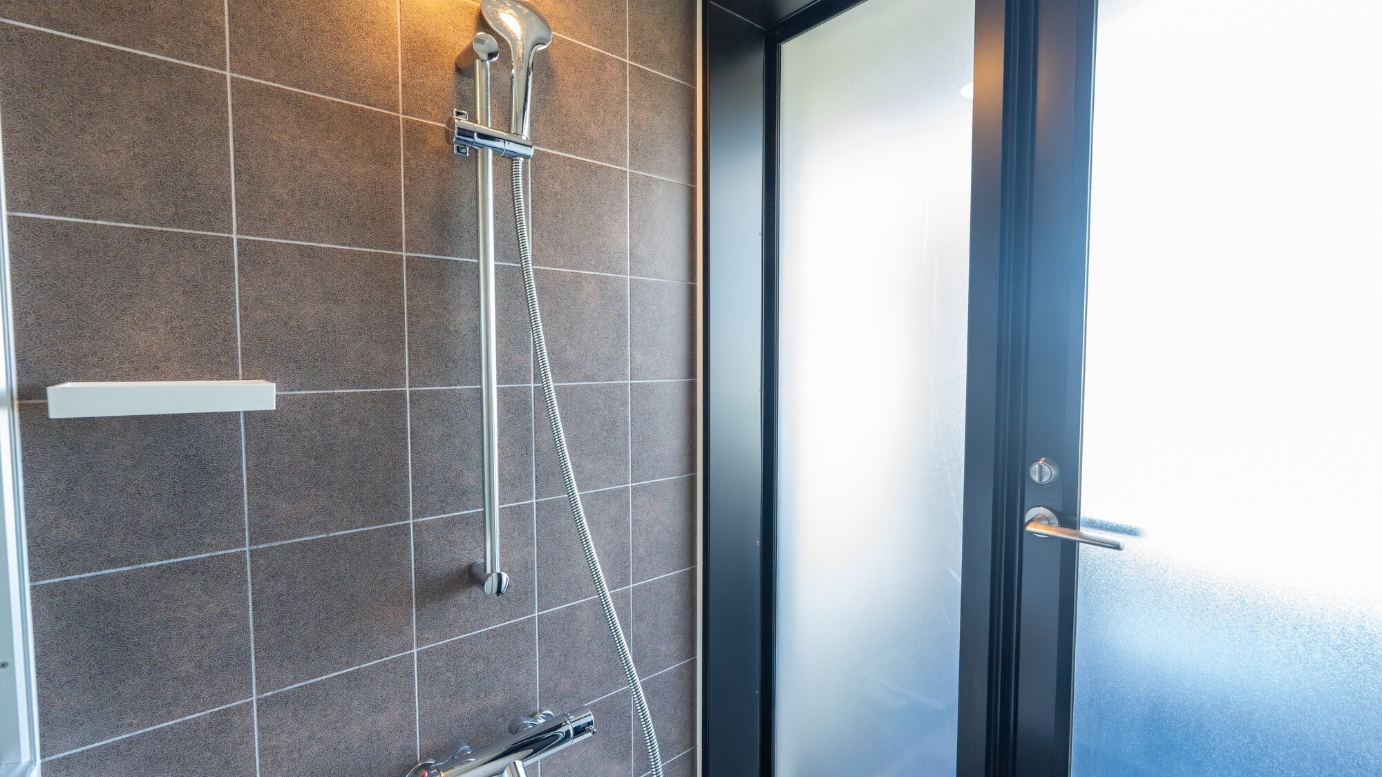 温泉露天風呂とは別に、清潔で機能的な独立型シャワールームを完備