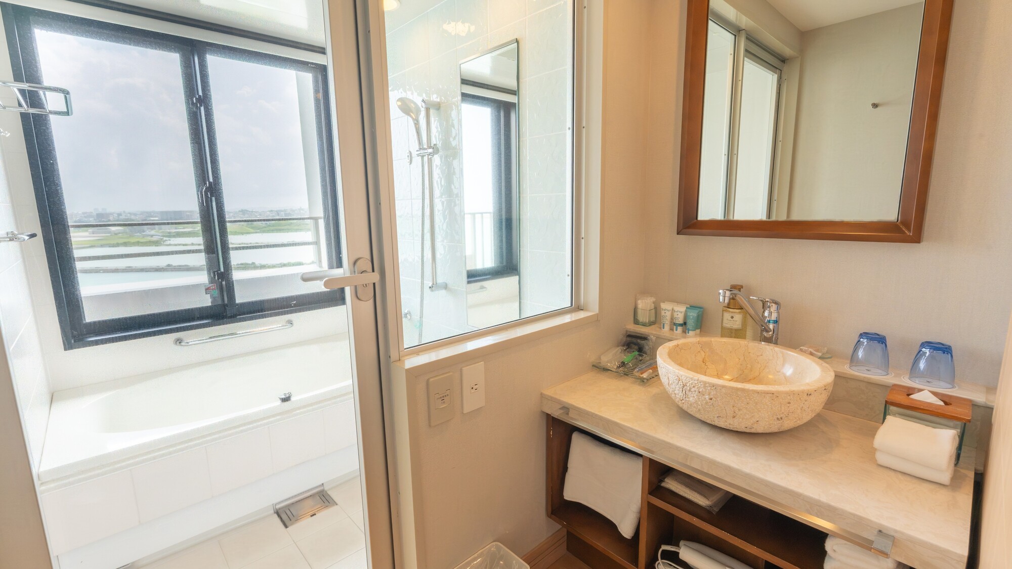 浴室は洗い場付きでゆったりとご利用いただけます