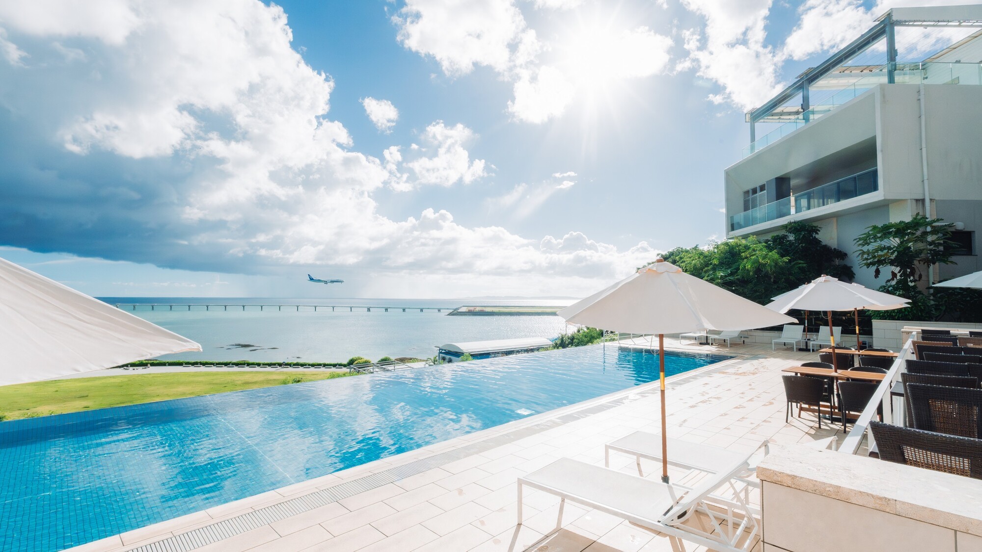 絶景インフィニティプールから望む、大迫力の飛行機