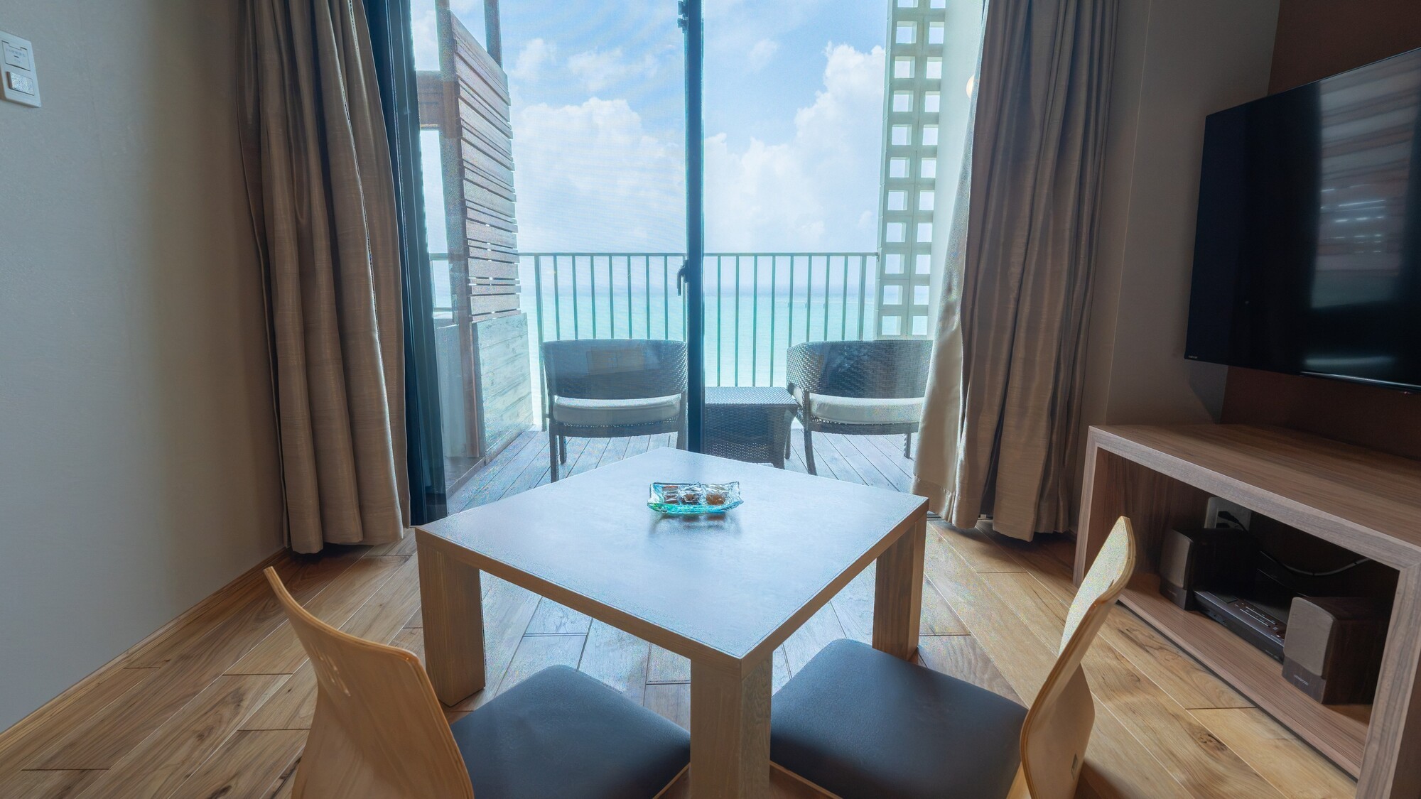 離発着する飛行機を眺められる絶景が広がります