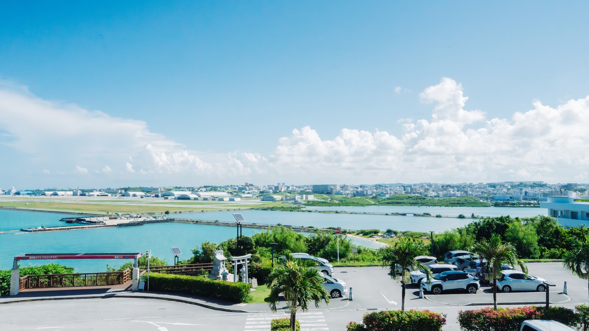 青い海と空そして周辺の街並みが一望できます