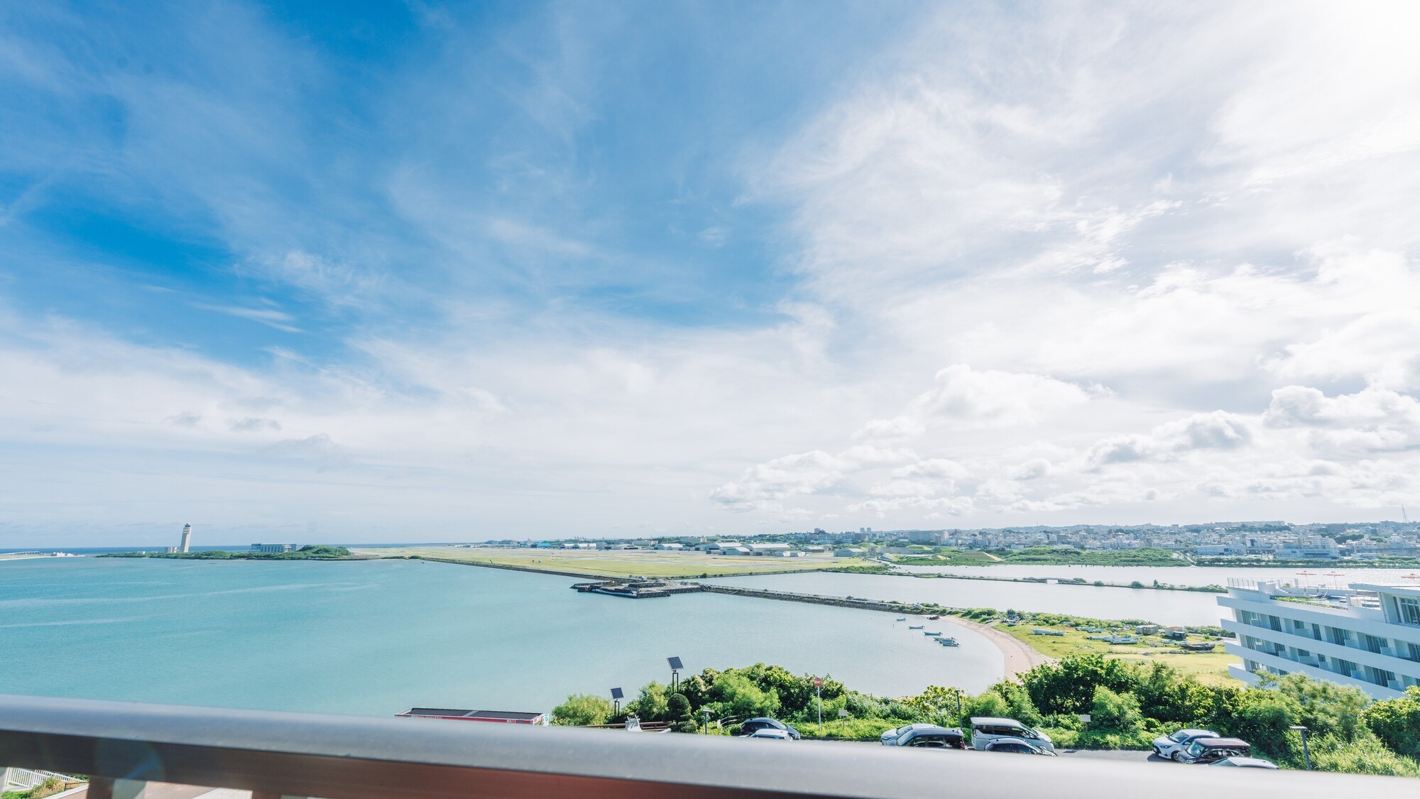 那覇空港の滑走路と海が一望できる、客室バルコニーの景色