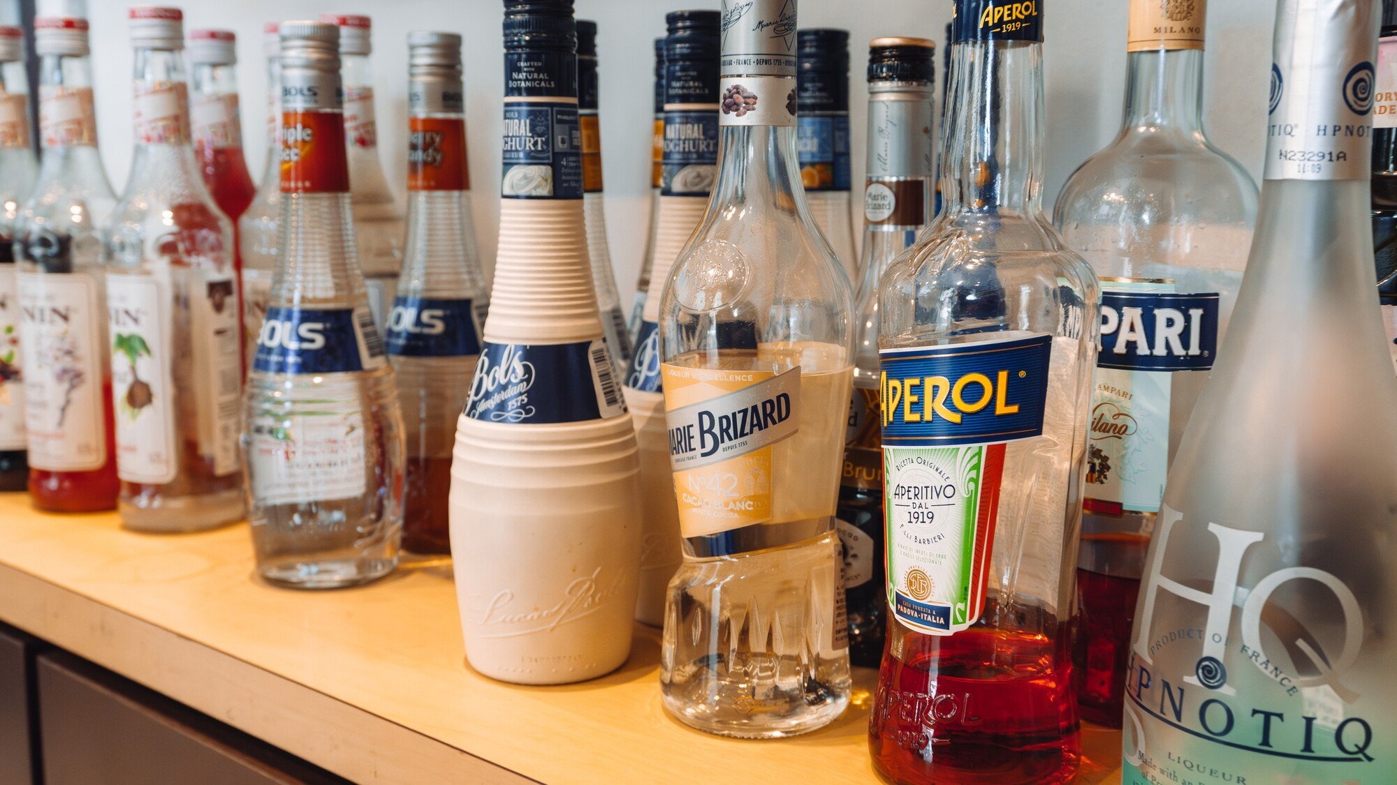 色鮮やかなリキュールが並ぶバーカウンター