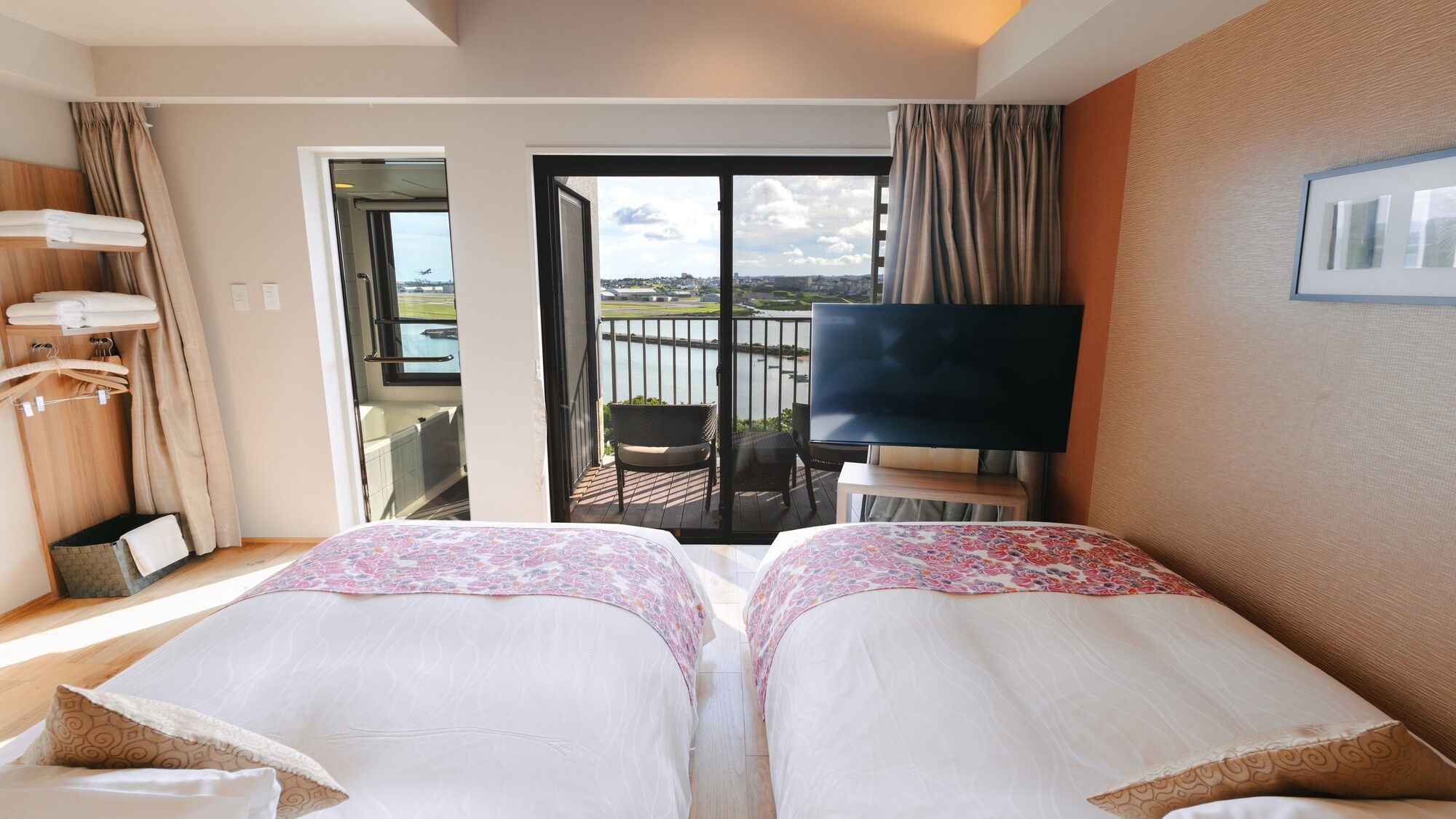 大きな窓からは那覇空港や海を望むエアポートビュー