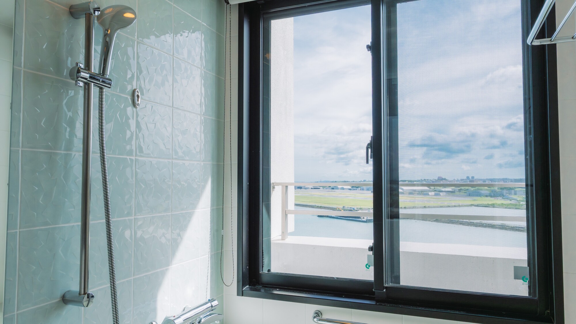 窓の外には滑走路と海が広がる開放的な浴室
