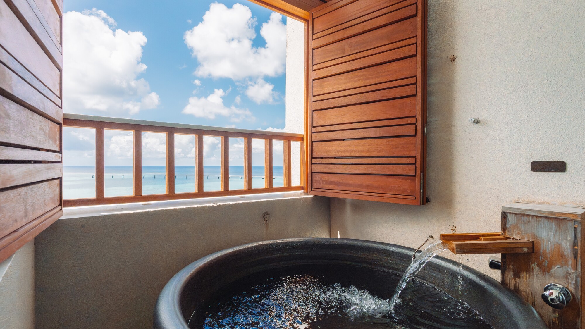 青い海と空を独り占めできるプライベート温泉