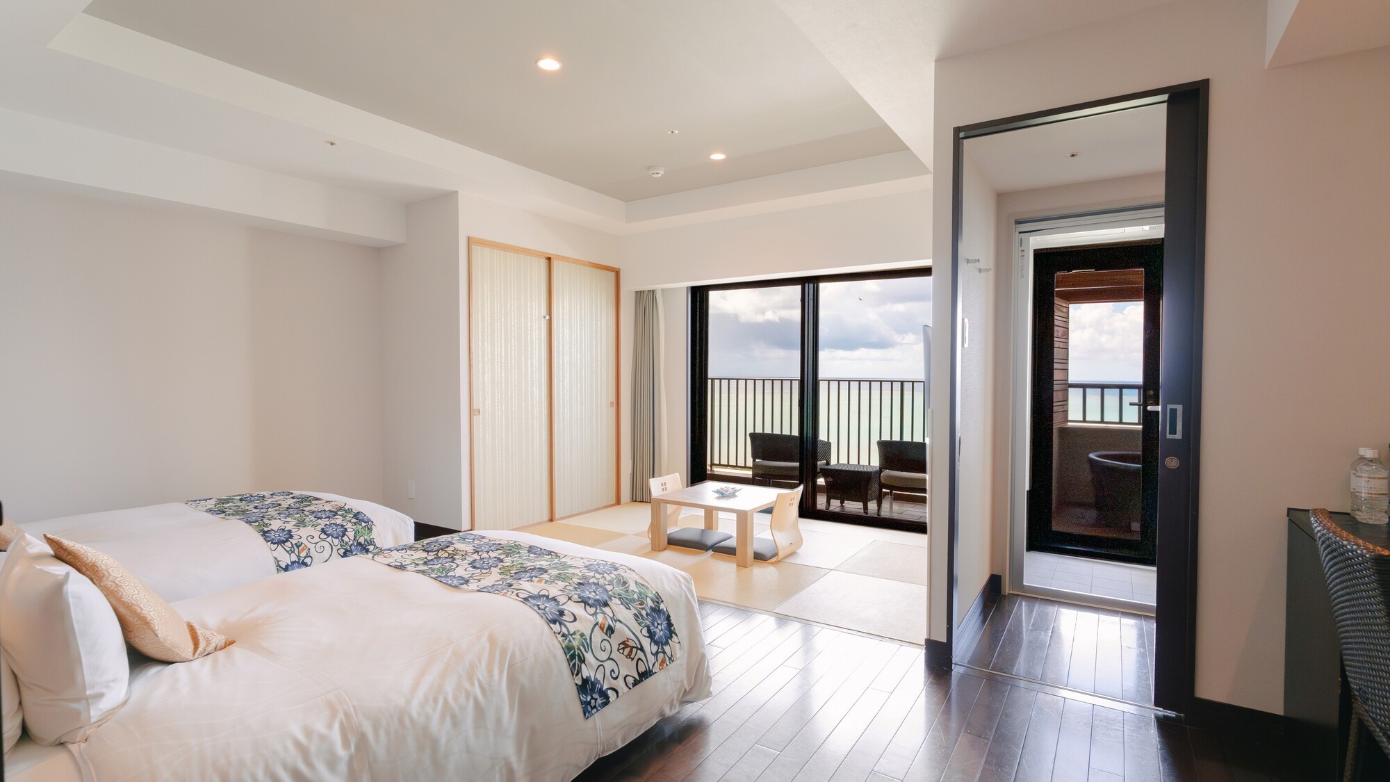 38.23㎡　シングルベッド2台（ベッド幅120cm）