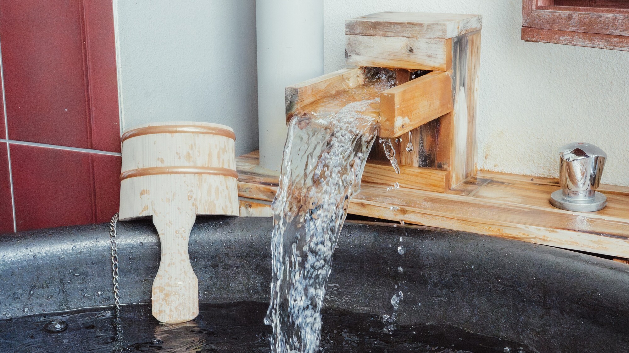 客室のバルコニーに源泉かけ流しの露天風呂を完備