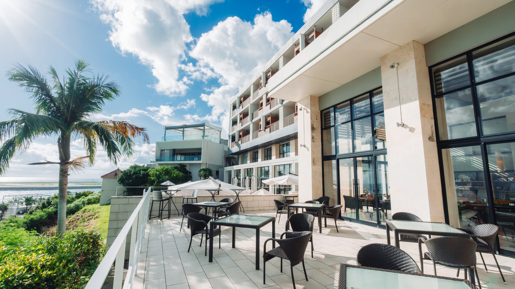 目の前には青い海と空、そしてヤシの木