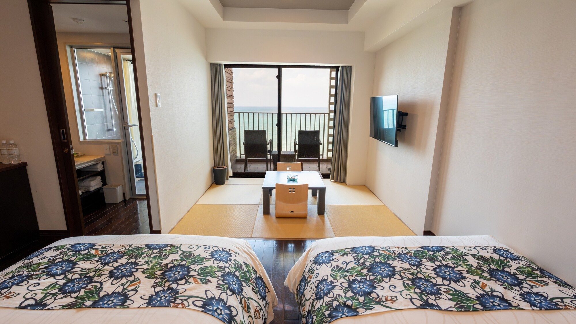 南国の明るい日差しが差し込む、リゾート感あふれるお部屋