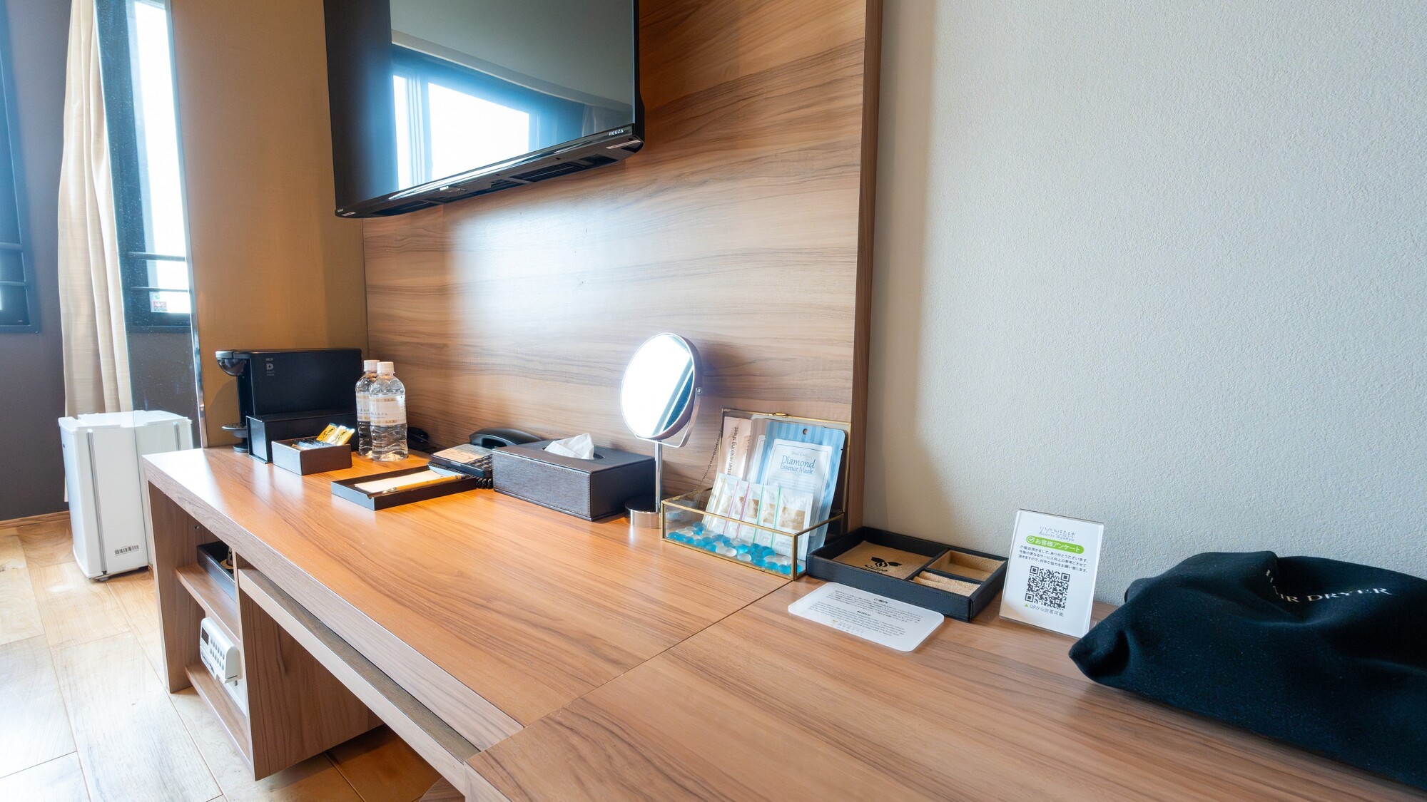 デスク周りには充実したアメニティをご用意しております