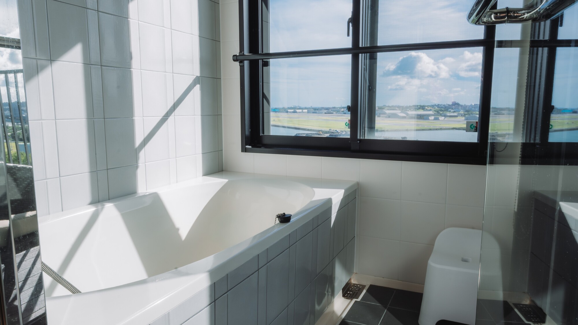 昼間は青空と飛行機の離発着を、夜は美しい夜景を眺めます