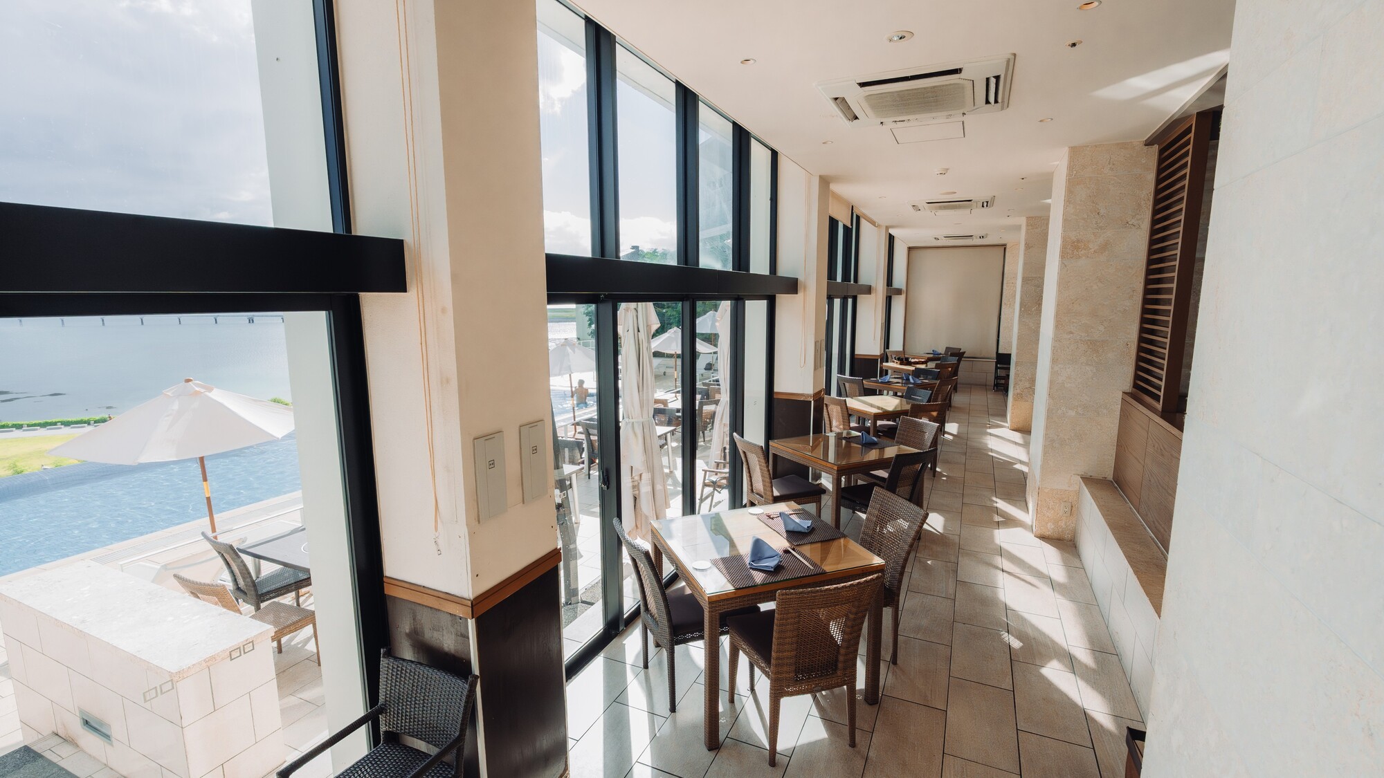 青い海とプールを眺めながら贅沢なひとときを