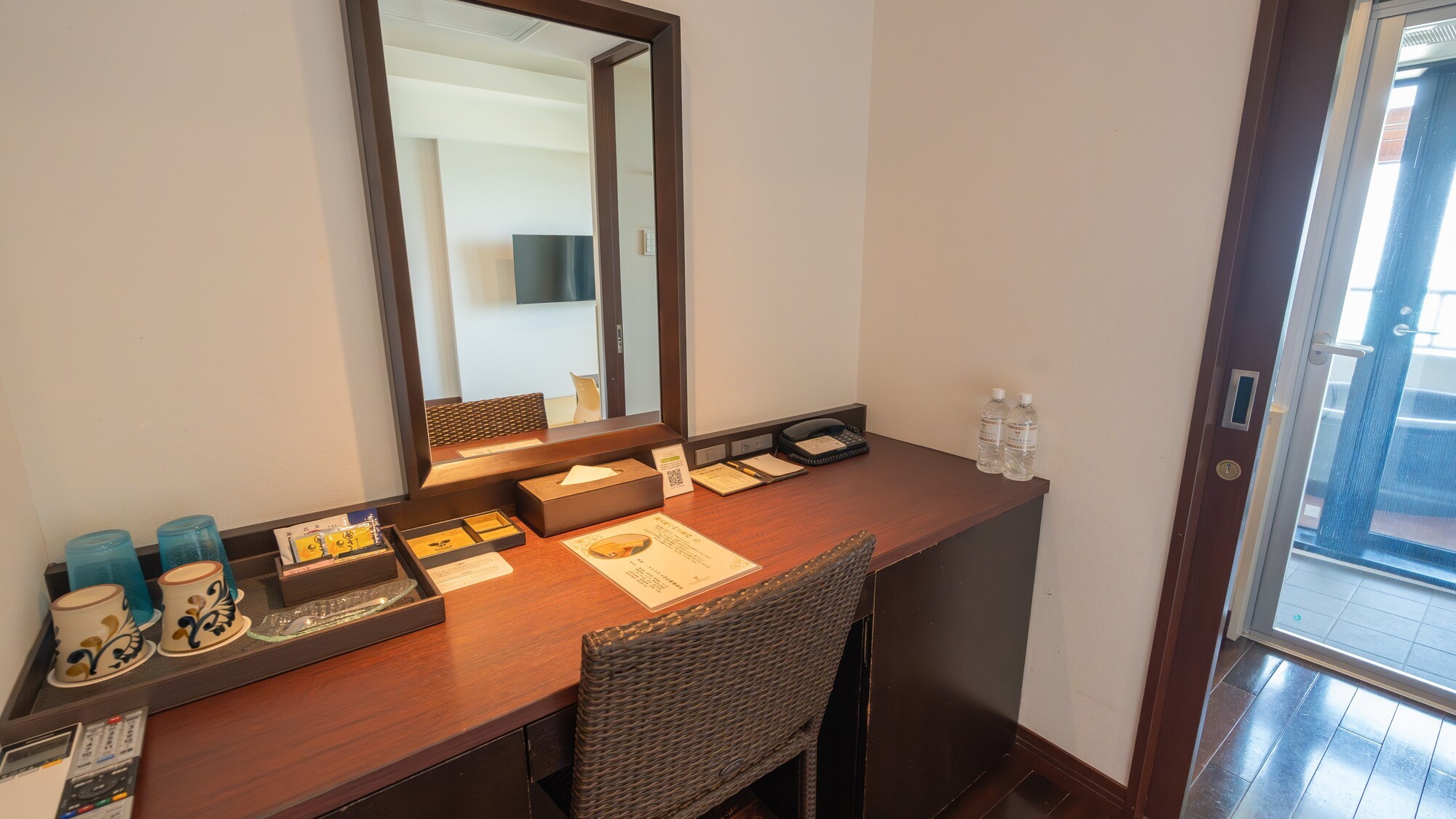 鏡のほか、お茶セットや電話、各種インフォメーションをご用意