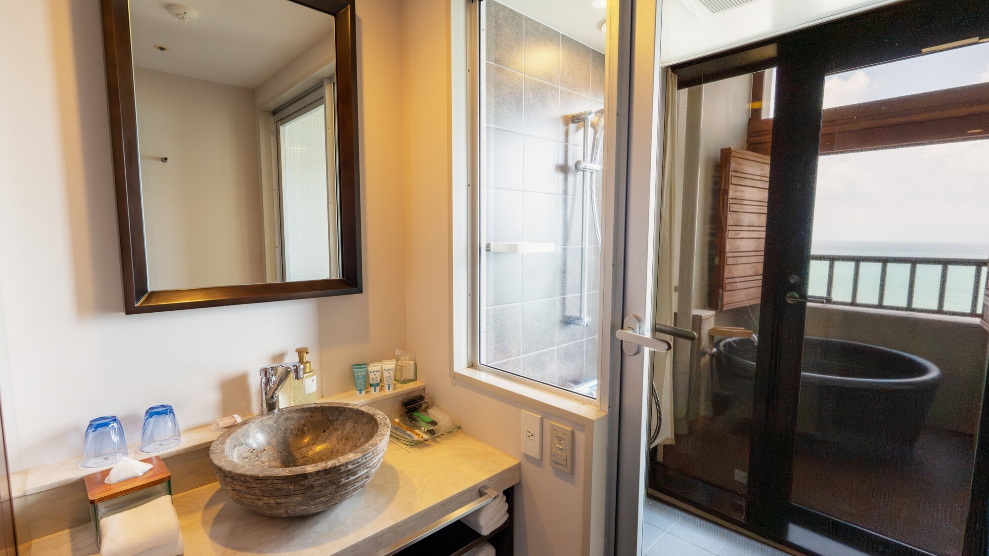 温泉露天風呂へつながるパウダールーム