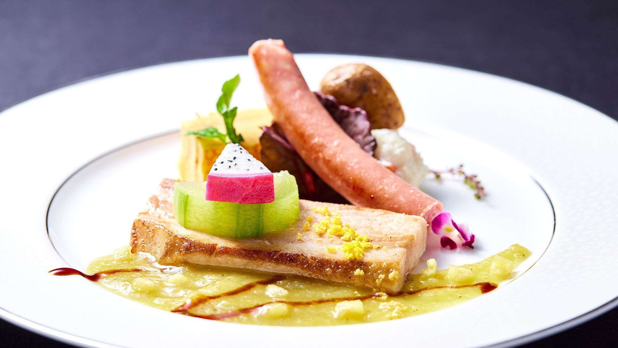 250℃の鉄板で焼き上げる「あぐー豚」と「島豚ウインナー」は、旨味たっぷりでジューシー