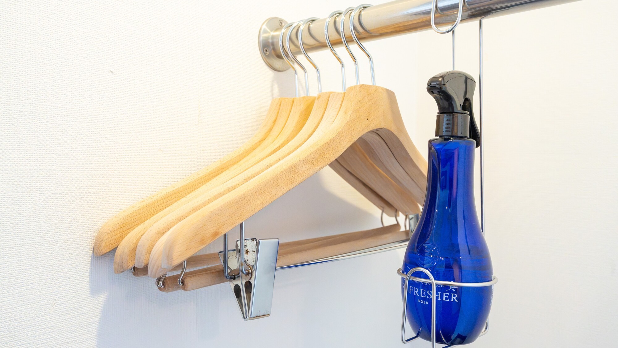 大切なお洋服を丁寧に保つ木製ハンガー