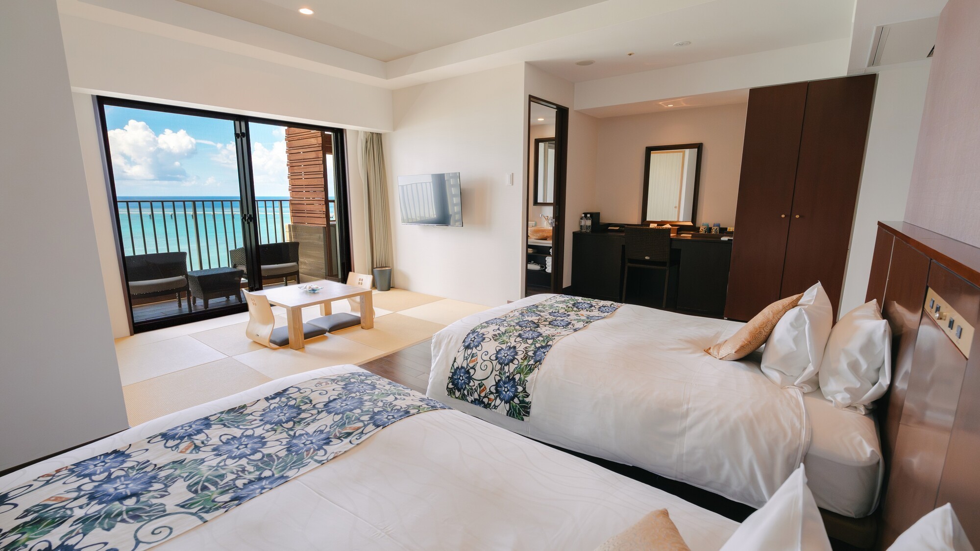 琉球畳の落ち着いた和室空間とベッドルームが融合した和洋室