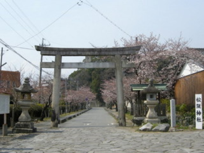 更に進んで左は松阪神社
