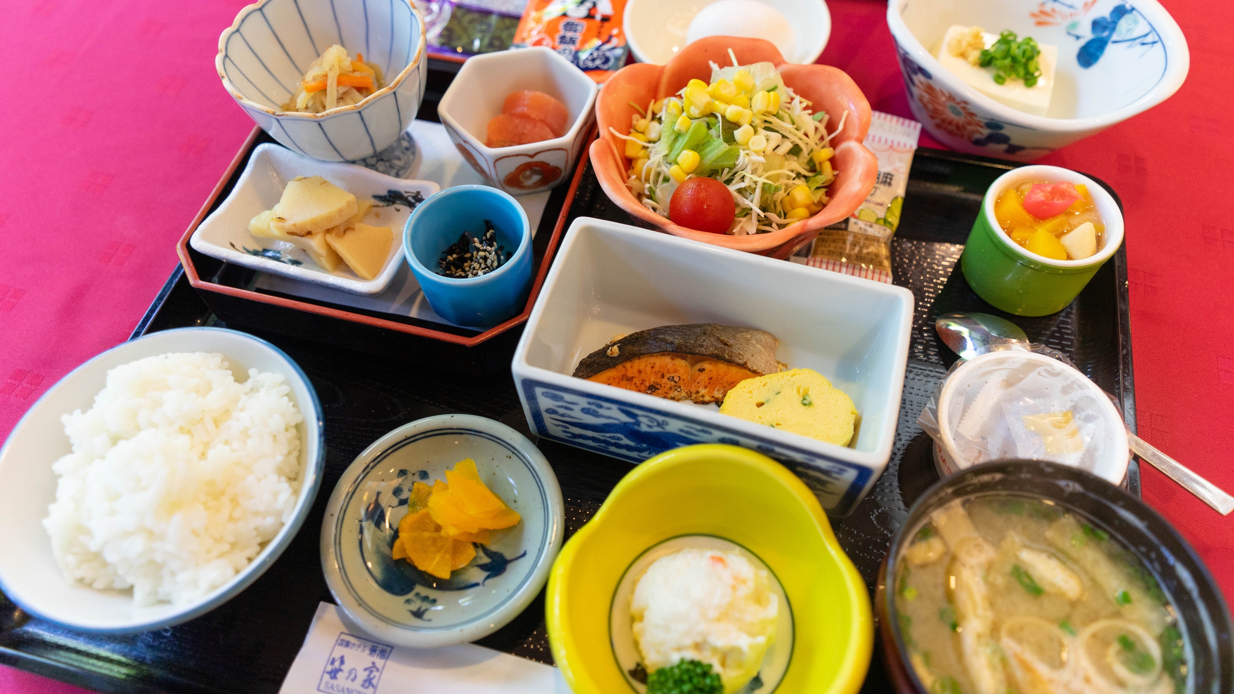 【レトロ×モダンな温泉旅館】良泉質でととのう肌、源泉かけ流し温泉を愉しむスタンダードプラン【朝食付】