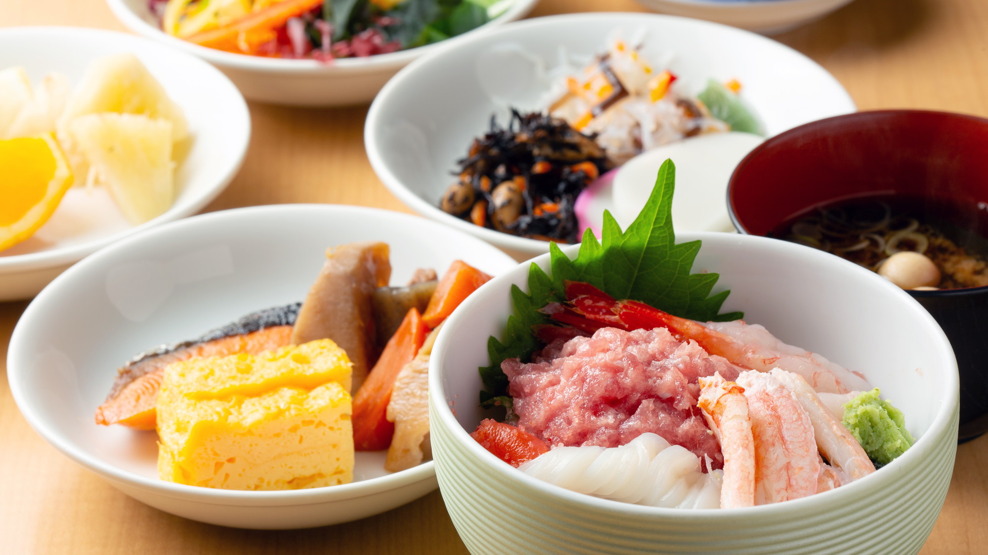 和朝食例。和洋さまざまな種類のブッフェ料理をご用意しております。