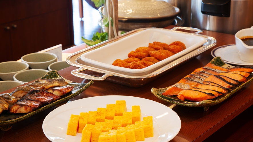 和食料理一例。焼き魚や玉子焼きなど豊富なブッフェ料理をお楽しみください。