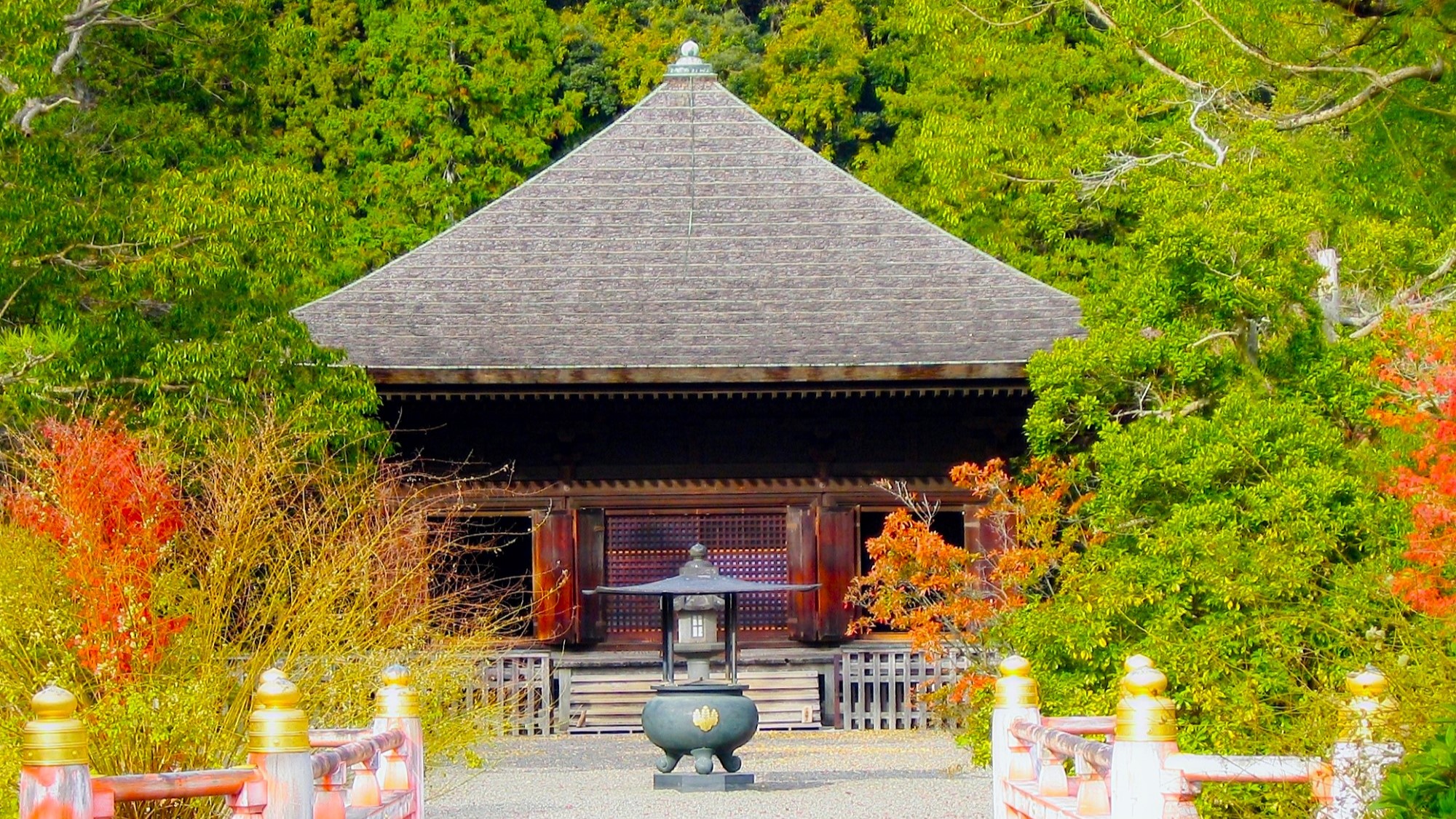 【国宝白水阿弥陀堂】新緑や紅葉を望める県内唯一の国宝建造物。（当館から車で約10分）