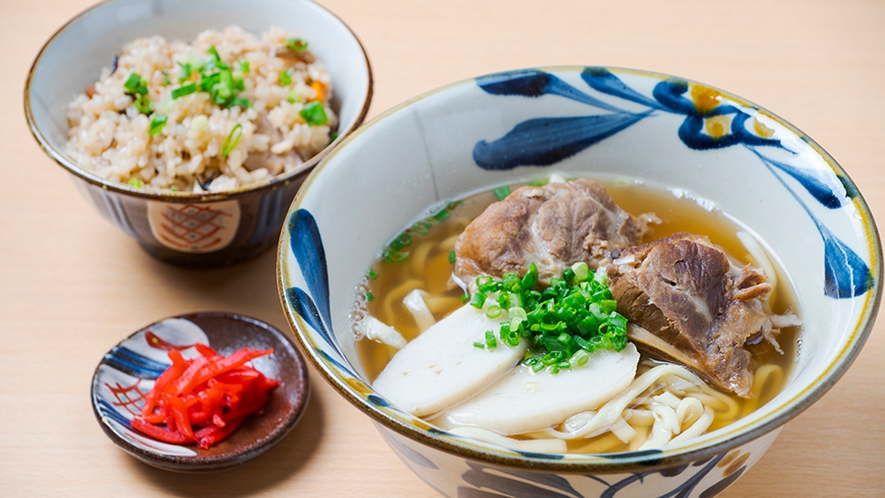 おすすめランチ　沖縄そばセット