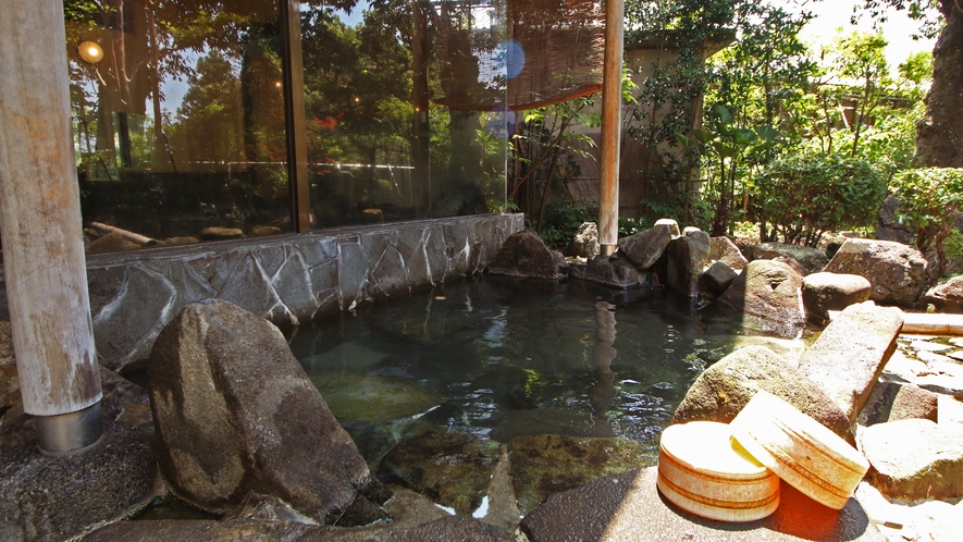 ◆【露天風呂-岩風呂-】開放的で広くゆったりできる造りの露天風呂