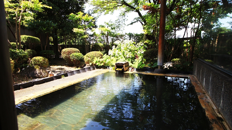 ◆【庭園露天風呂-檜風呂-】護摩堂山の麓に位置する湯田上温泉は、古くから効能が高いことで知られていま