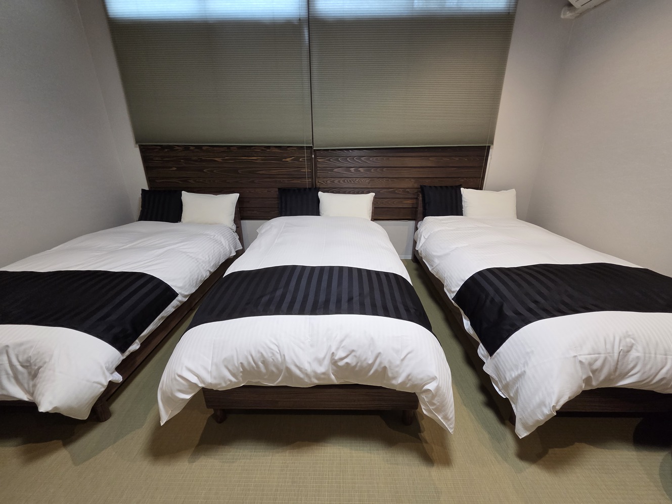 よろず・やおよろず　ベッドルーム