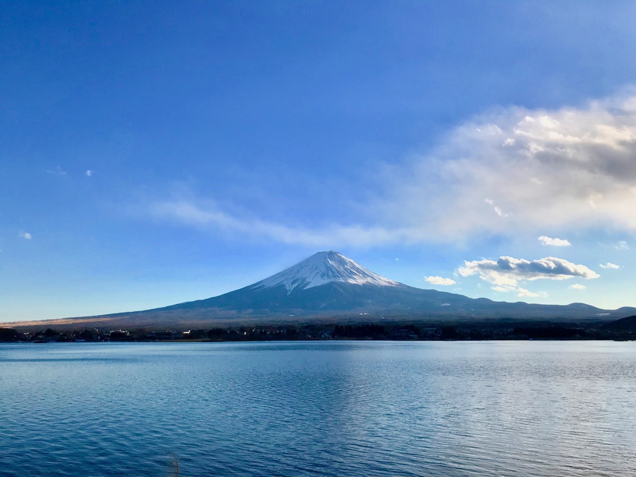 河口湖の富士山は形も色も綺麗です。