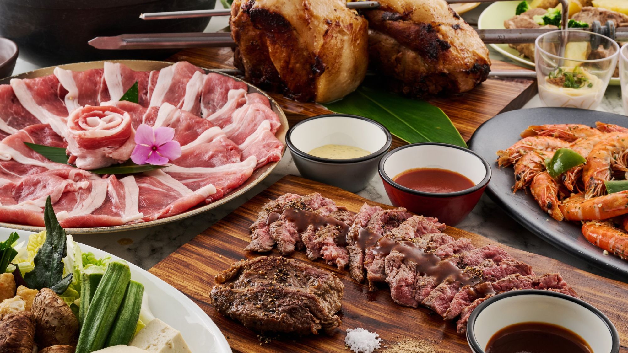 『アグー豚しゃぶしゃぶ鍋・熱々鉄板ステーキ ３種のシュラスコを食べ放題！沖縄ビュッフェ』