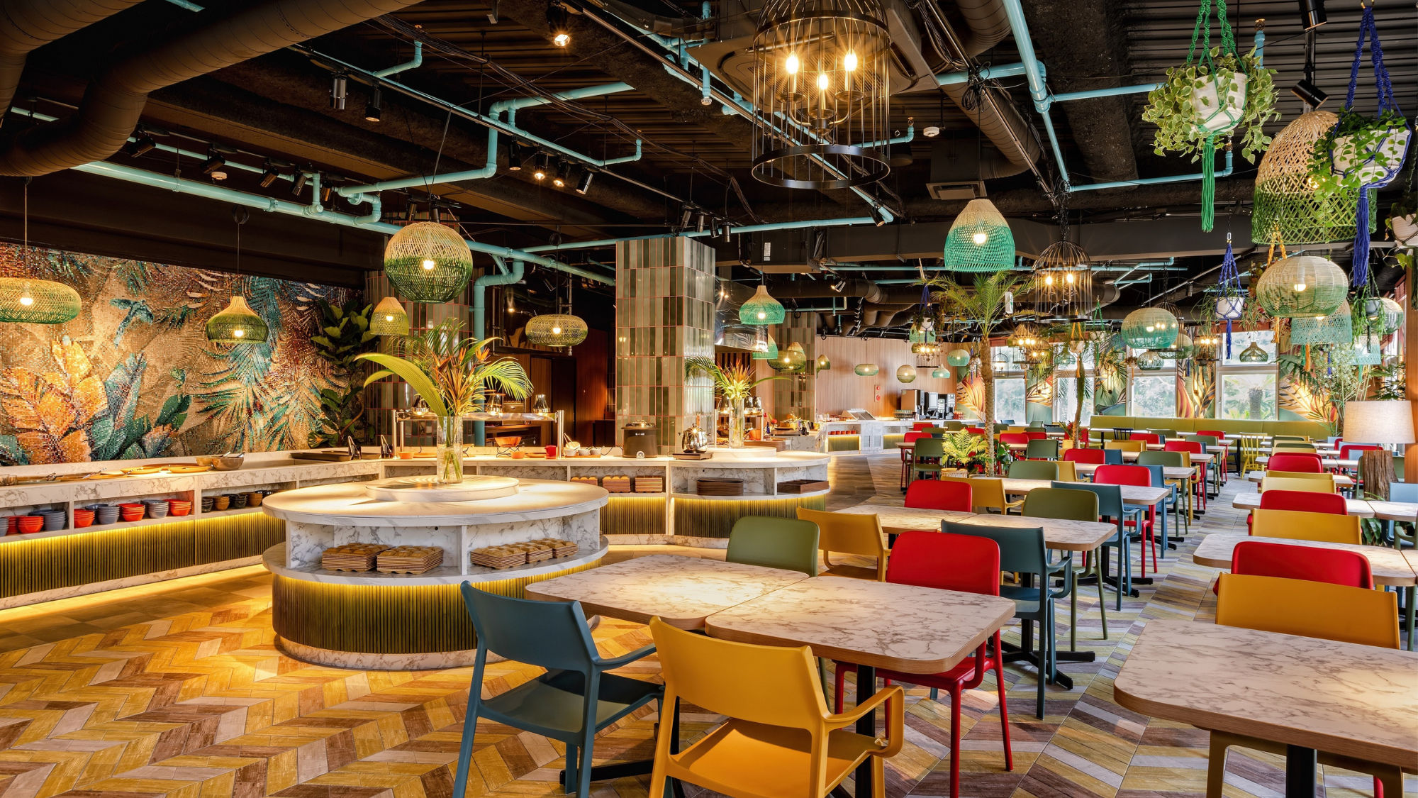 【琉球やんばるダイニング　】ライブキッチンの大型ロースターや鉄板から、ブッフェ形式にてご用意