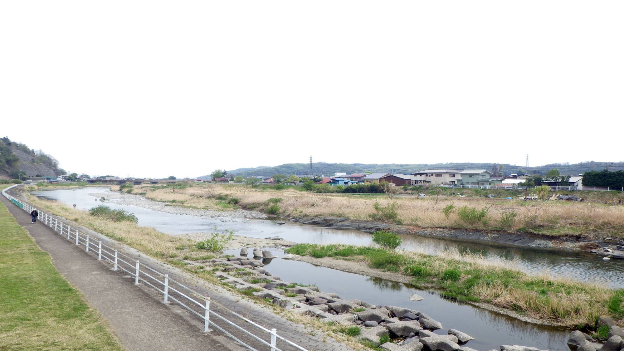 *【当館周辺の風景】  川が近くにあるので、せせらぎの音をのんびり聞いて癒されてみては？