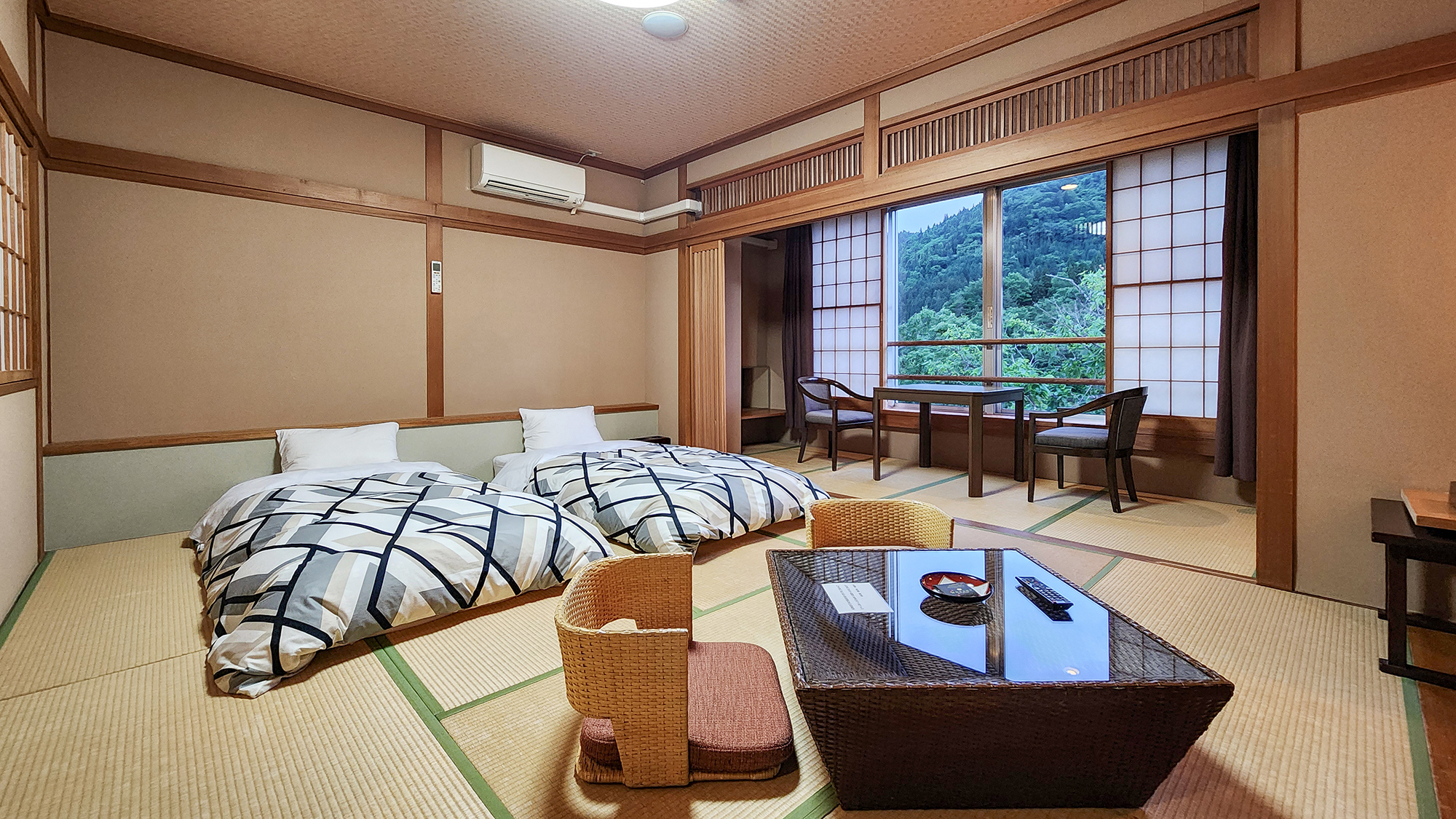 #和モダン　日本建築の様相に現代風な感性を取入れた空間です。