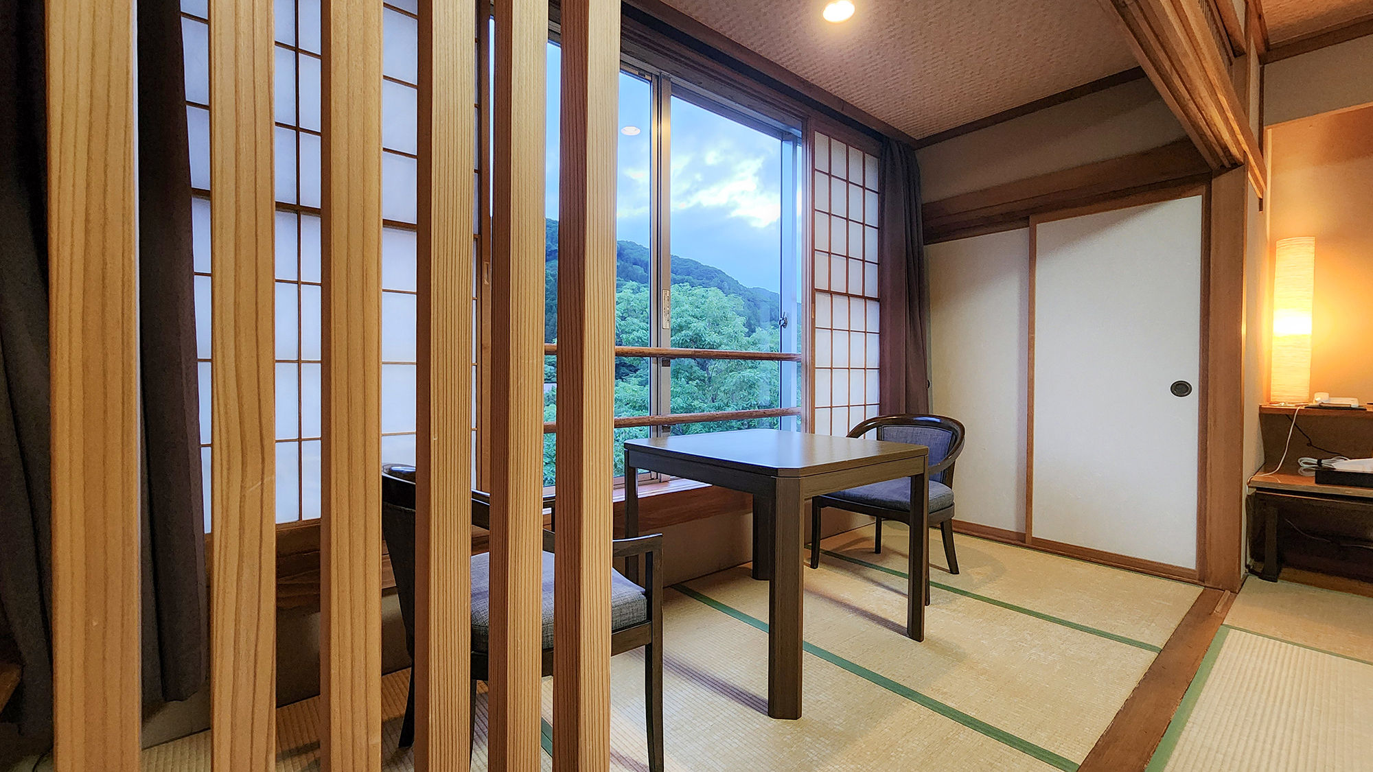 #和モダン　日本建築の様相に現代風な感性を取入れた空間です。