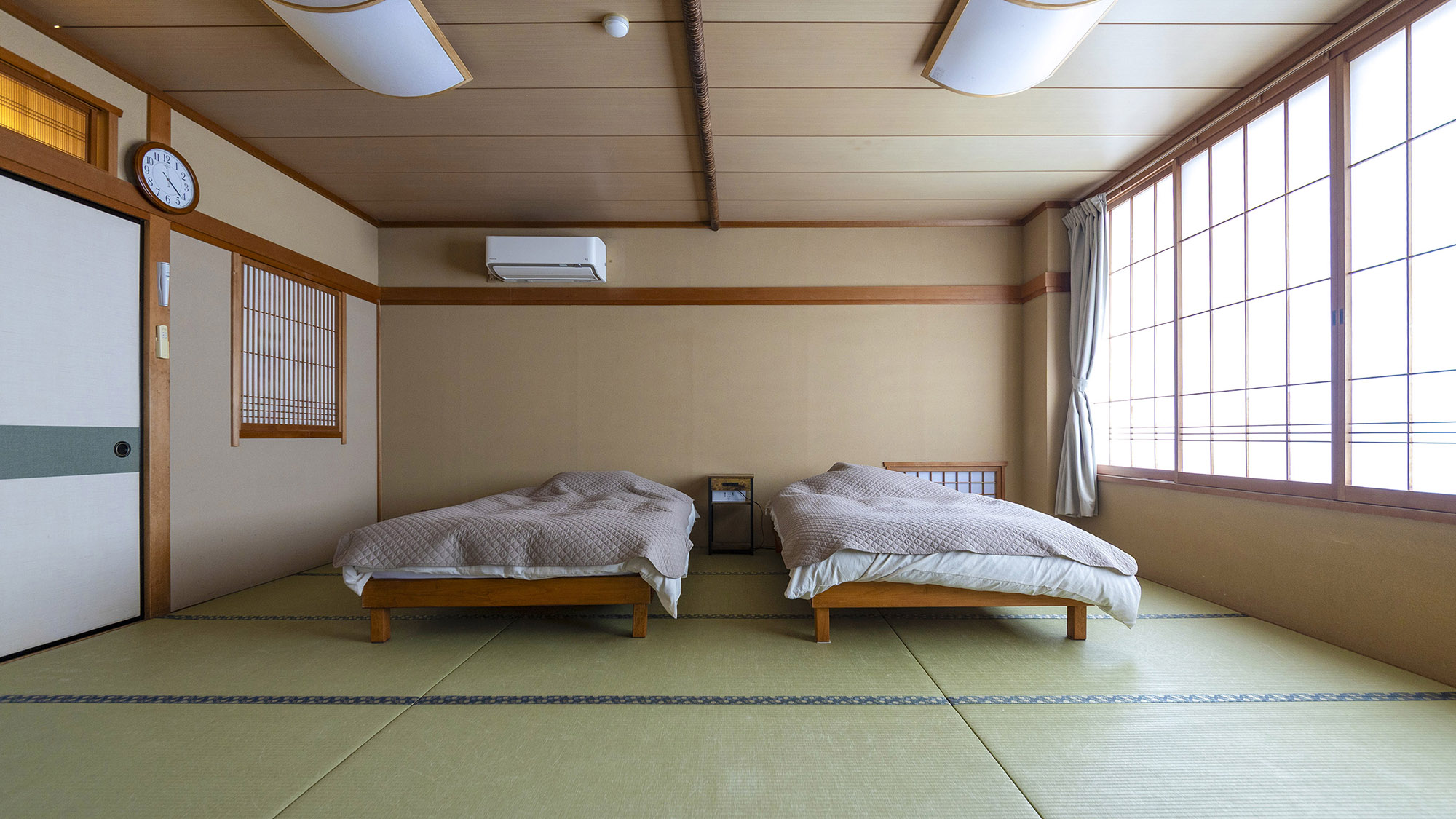 ・【くうちゃん/1階】セミダブルベッド2台/3名様以上は布団マットレスをご用意