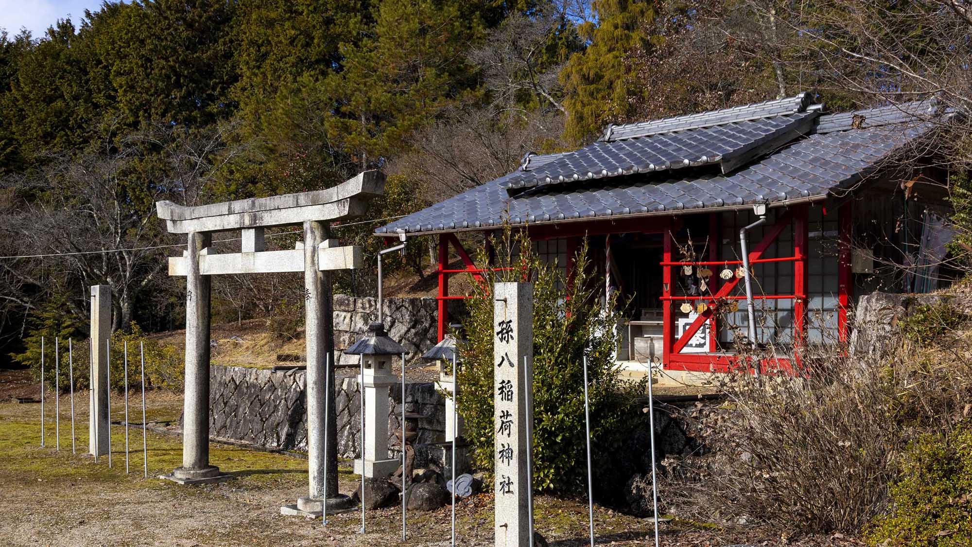・【孫八稲荷神社】子孫繁栄、家内安全、商売繁盛のご利益があると伝えられています