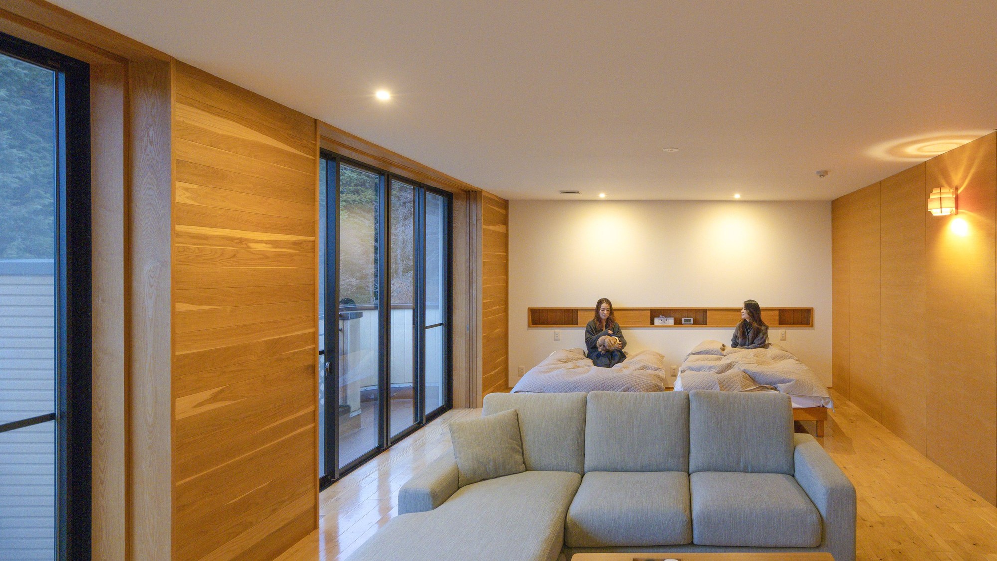 ・【もっちゃん/2階】大きな窓から阿木川ダムの雄大な自然を感じる