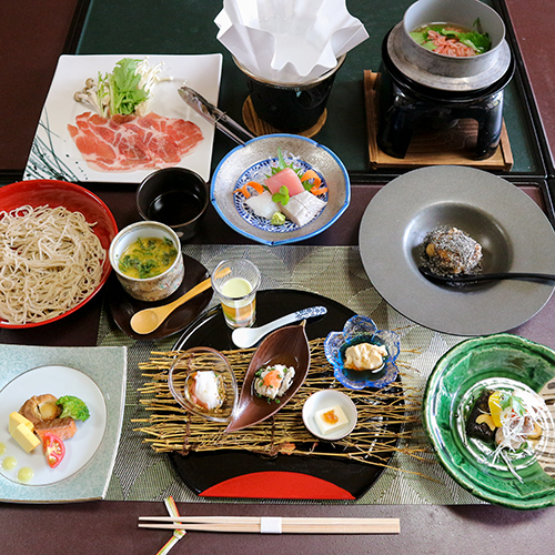 *【夕食一例】地元の旬の食材を使って四季を楽しんで頂ける懐石料理をご用意しました