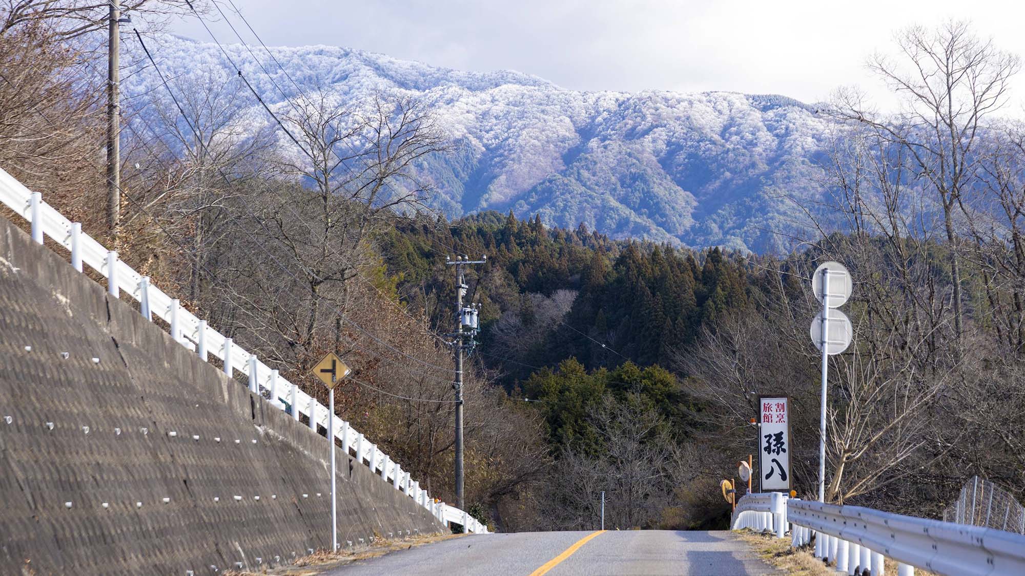 ・西方面からお越しの際は、右手に看板が見えたらUターンする形で側道にお入りください