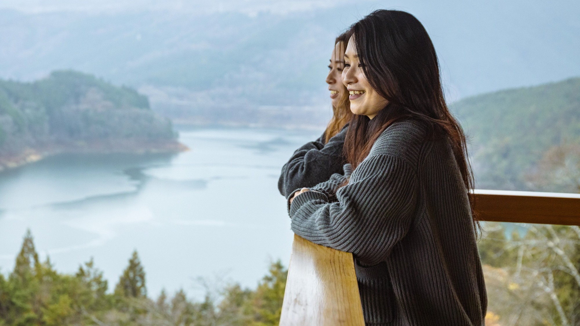 ・【はっちゃん/2階】角部屋。窓の外には阿木川ダムの雄大な景色