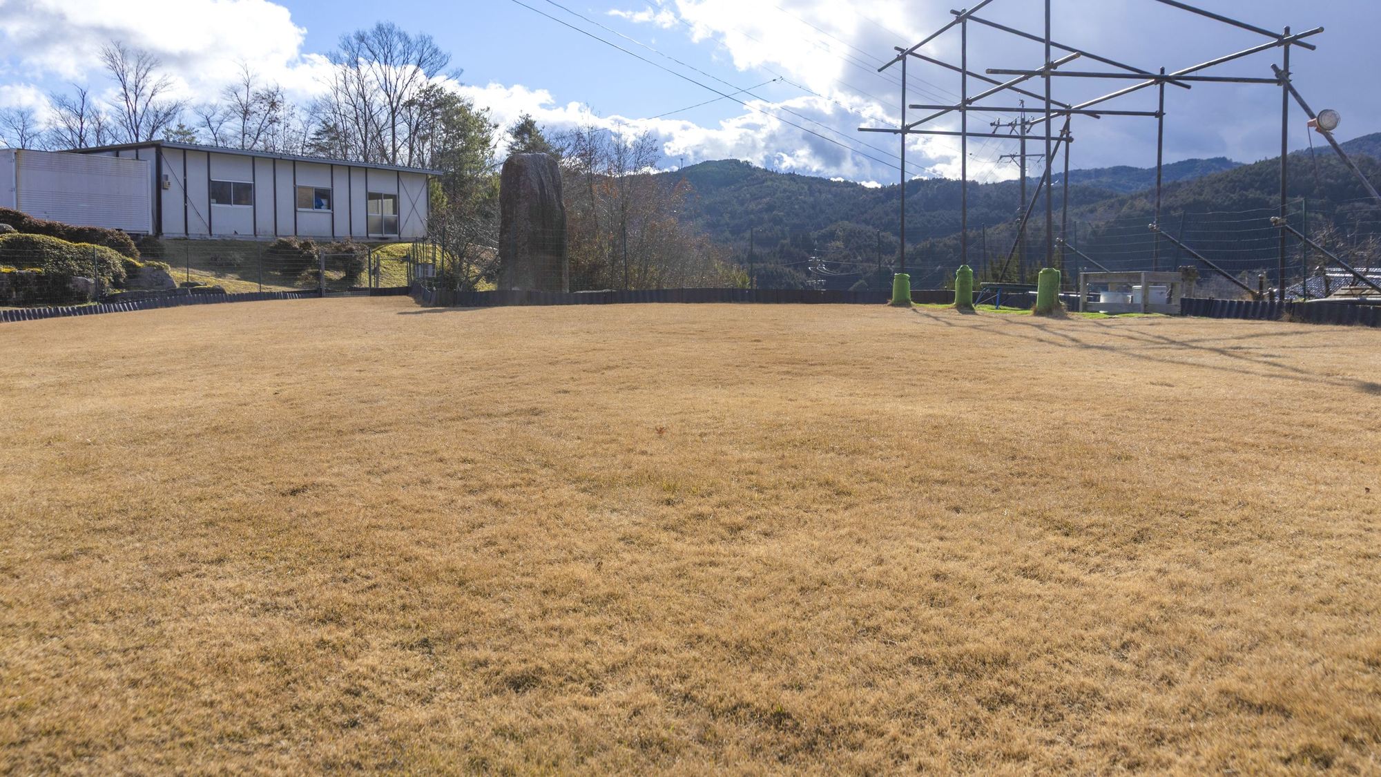 ・天然芝の屋外ドッグラン（徒歩約3分）