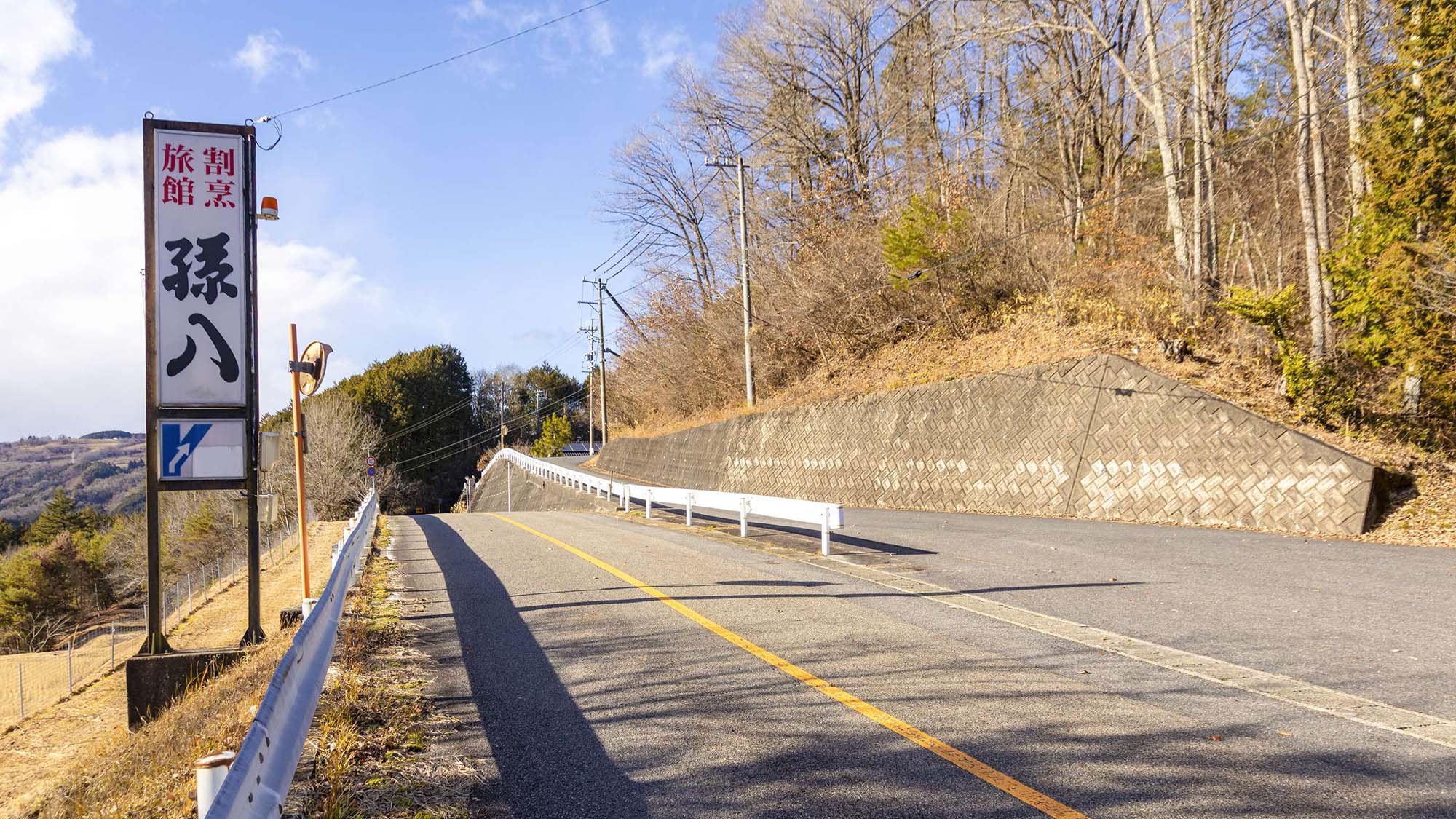 ・東方面からお越しの際は、左手に看板が見えたら右側に見える側道にお入りください