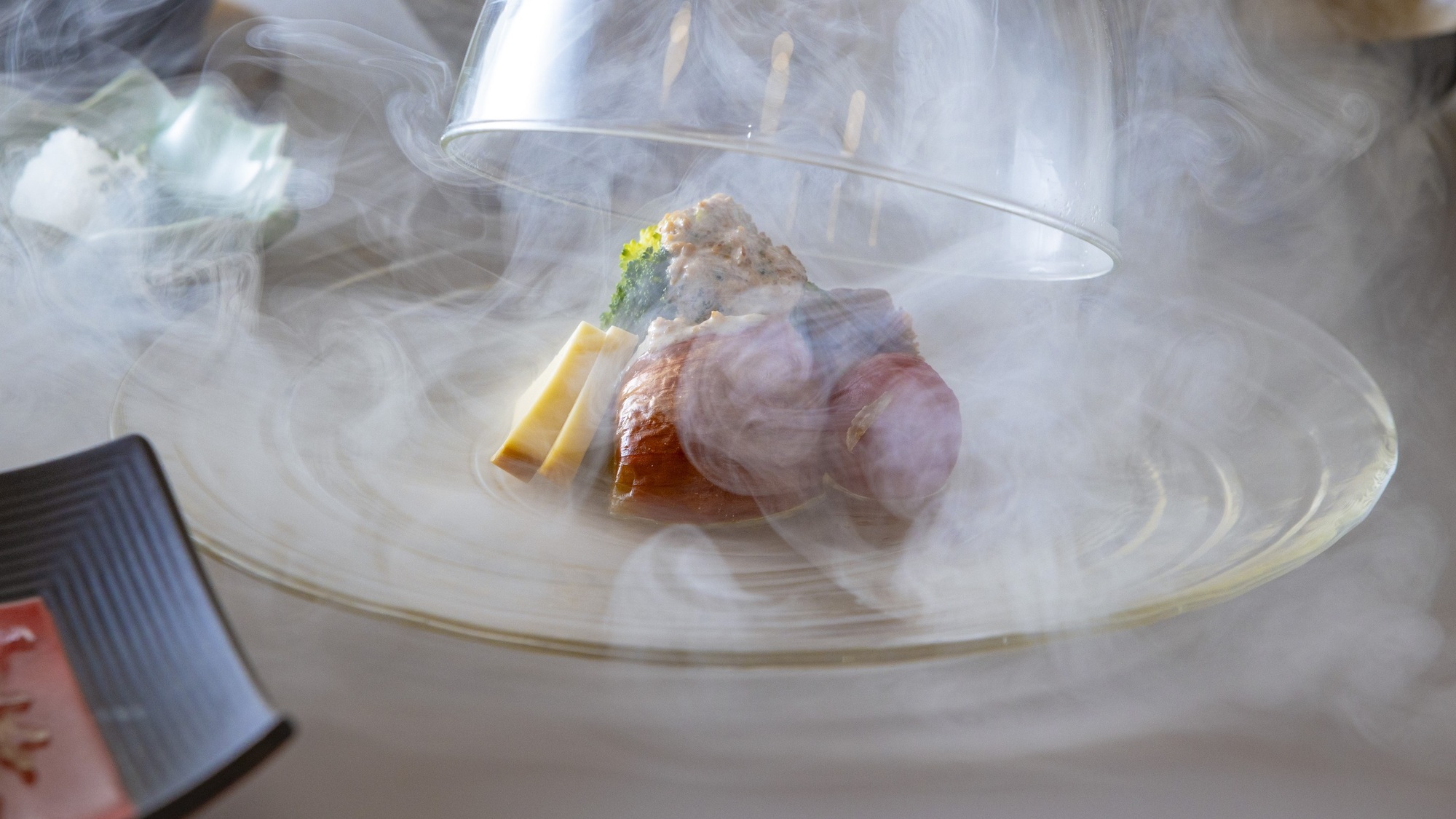 ・【食事一例】自家製燻製/味はもちろん、香り、見た目も楽しい一品