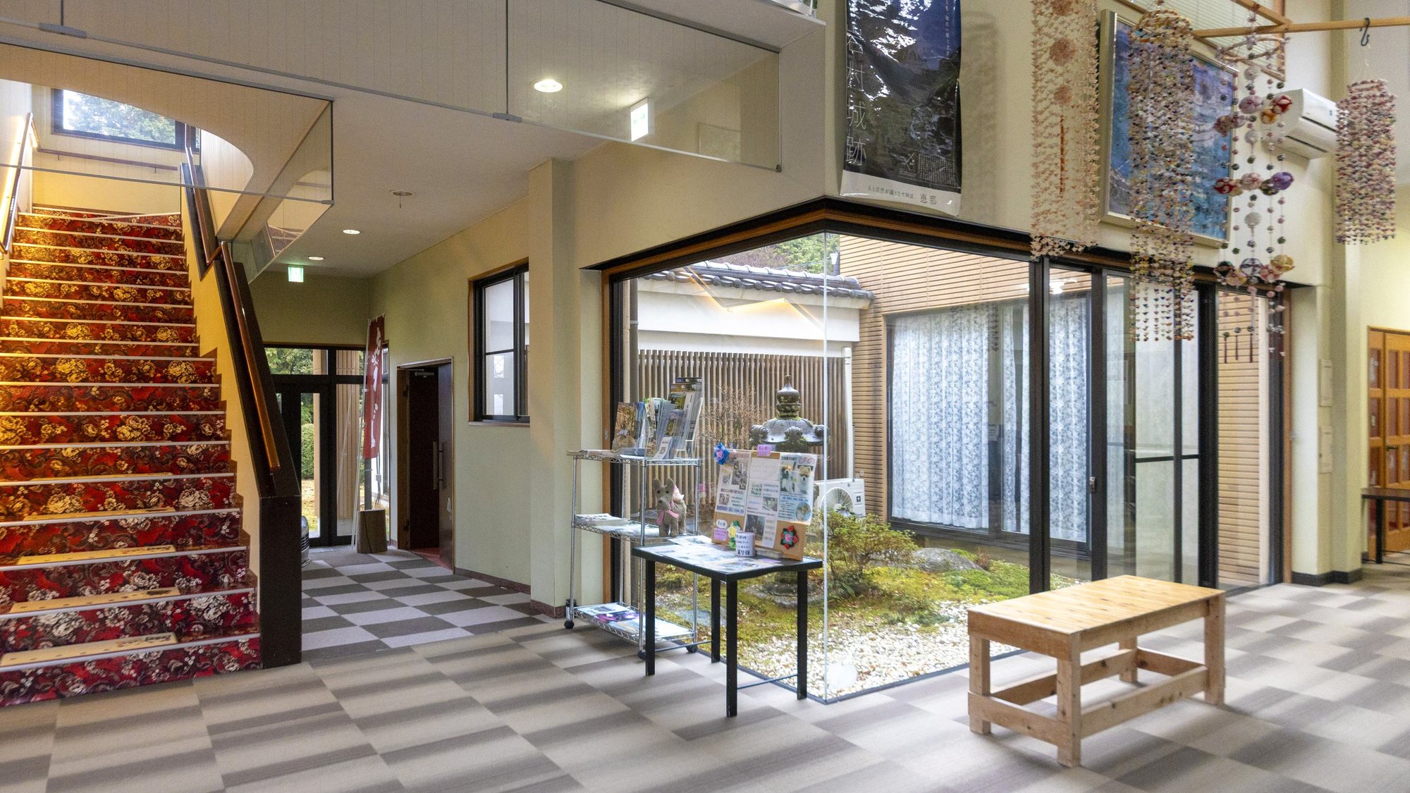 ・【ロビー】広々としたスペースで、ゆったりとお過ごしいただけます