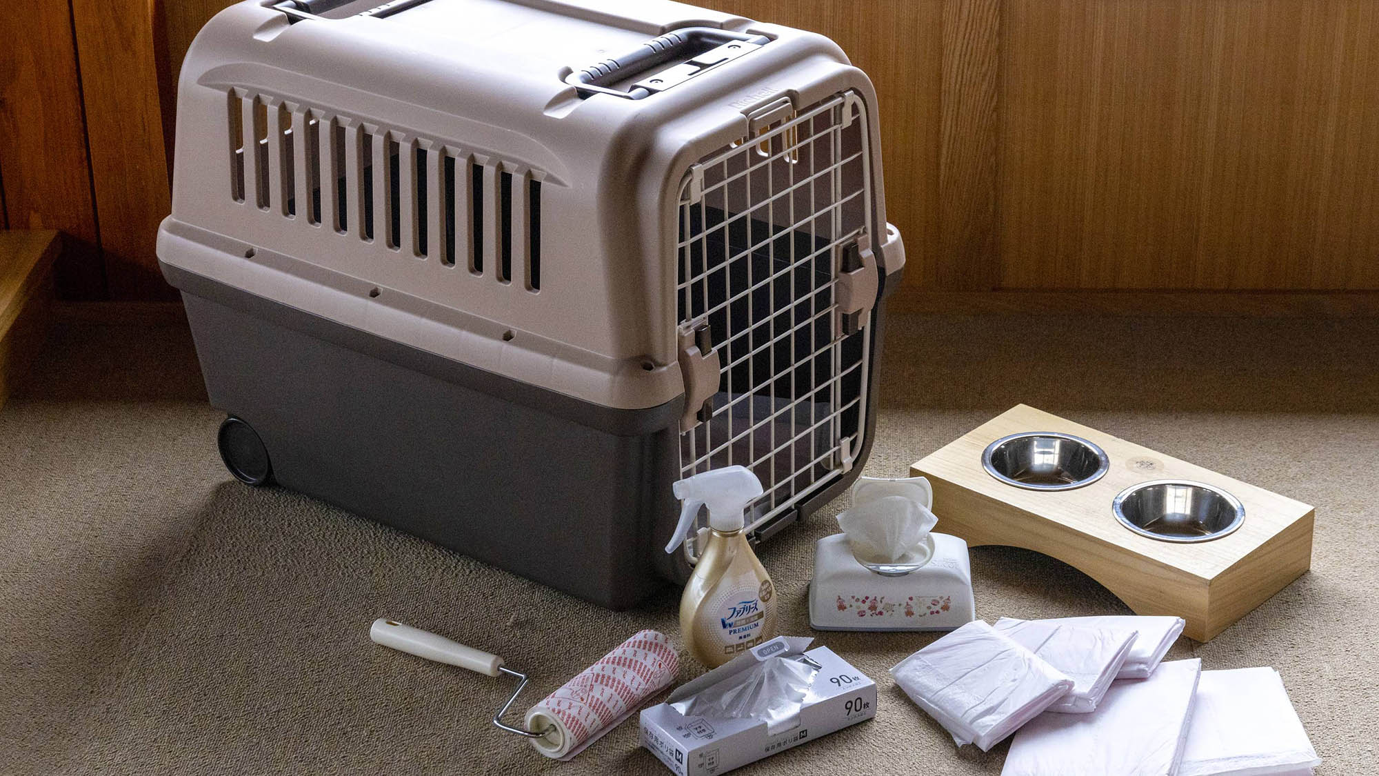 ・【ペット用備品】ペットクレート、食事トレイのほか、消臭スプレー、コロコロ、エチケットシートなどをご